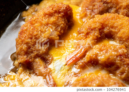 翻拍剩下的油炸食品，炸蝦和雞蛋綁在一起的烹飪場景。 104276941