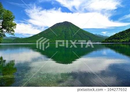 栃木縣日光市中禪寺湖和男體山 104277032