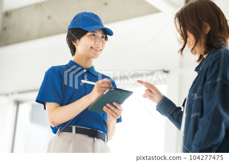 20多歲的女搬運工和女顧客 104277475