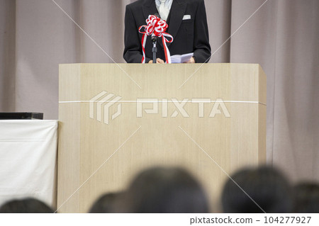 Congratulatory address at the graduation ceremony (ceremony) 104277927