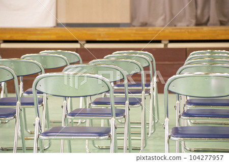 Entrance ceremony, graduation ceremony, pipe chairs lined up in the gymnasium 104277957