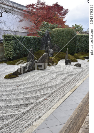 Zuiho-in Temple Garden Autumn 104279352
