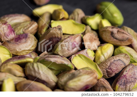 Crispy delicious pistachios with salt without shell Crispy delicious pistachios with salt without shell 104279652