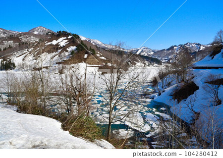 Snow flow at Hama River Dam (Niigata Prefecture) 104280412
