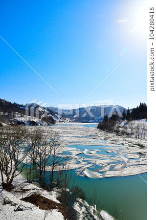 Snow flow at Hama River Dam (Niigata Prefecture) 104280418