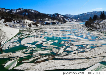 Snow flow at Hama River Dam (Niigata Prefecture) 104280419