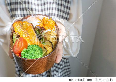 手工午餐的女人 104280710