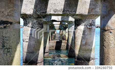 The pier and sea of Niijima, Izu Islands, corroded by seawater 104280750