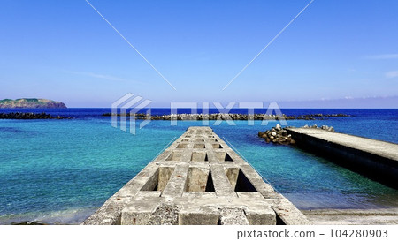 伊豆群島新島前濱海灘的碼頭遺址和海景 104280903