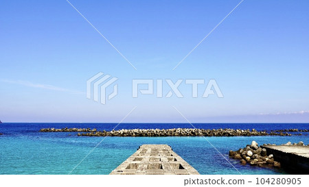 Pier ruins and seascape on Maehama Beach in Niijima, Izu Islands 104280905
