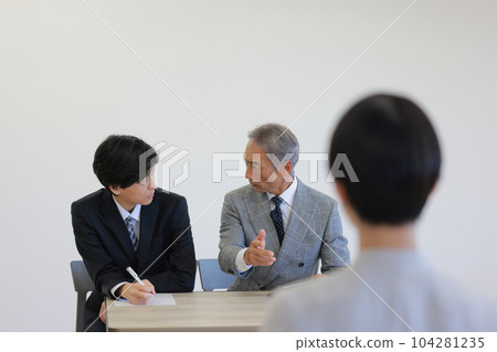 面試_一位接受面試的年輕女商人和一位決定通過的面試官_1 面試_一位接受面試的年輕女商人和一位決定通過的面試官_1 104281235