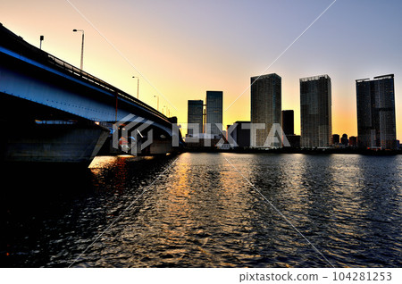 Toyosu Gururi Park Evening view of Toyosu Bridge and high-rise apartments Toyosu Gururi Park Evening view of Toyosu Bridge and high-rise apartments 104281253