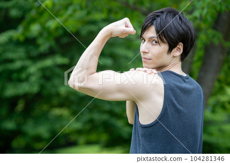 Foreign man doing muscle training in a fresh green park Foreign man doing muscle training in a fresh green park 104281346