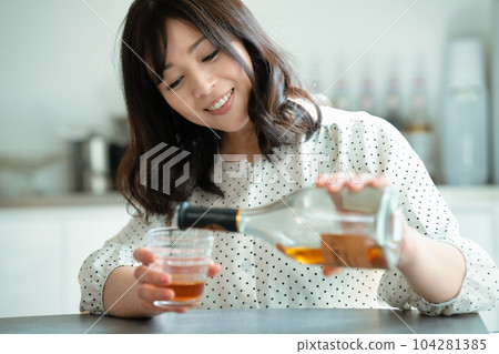 中年婦女在餐桌上喝酒 104281385