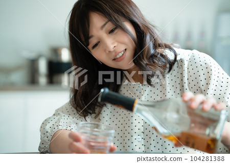 中年婦女在餐桌上喝酒 104281388