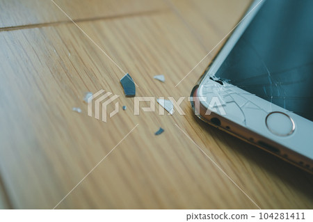 我把手機掉在地上摔碎了屏幕 104281411