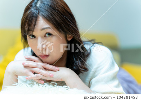 躺著放鬆的中年婦女 104281458