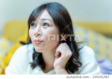 躺著放鬆的中年婦女 104281467