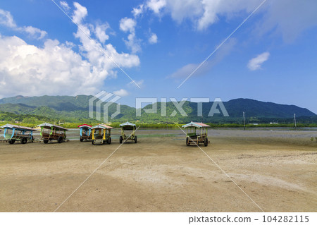 Yubu Island (October, Iriomote Island, sunny) Yubu Island (October, Iriomote Island, sunny) 104282115