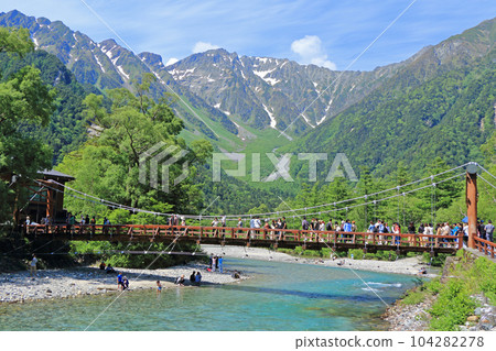 Kamikochi Kappa Bridge and Hodaka mountain range in early summer Kamikochi Kappa Bridge and Hodaka mountain range in early summer 104282278
