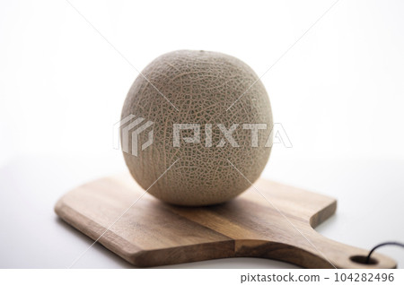 Mature melon 104282496