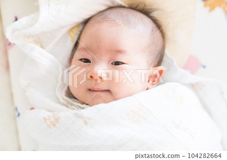 一個襁褓中的嬰兒 104282664