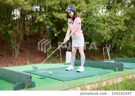 女子打高爾夫球 女子打高爾夫球 104282947