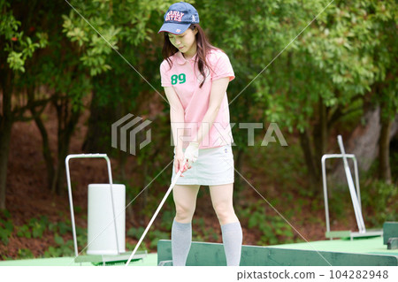 女子打高爾夫球 女子打高爾夫球 104282948