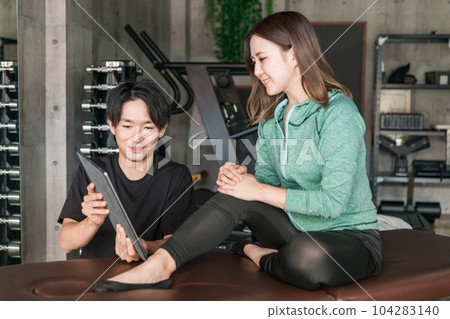 一名腳踝受傷的女性向男性物理治療師/醫療培訓師諮詢康復計劃 104283140