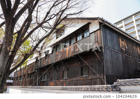 An old wooden sake brewery remaining in Itami City, Hyogo Prefecture An old wooden sake brewery remaining in Itami City, Hyogo Prefecture 104284629