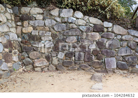 兵庫縣伊丹市有岡城遺址殘存的舊石牆 兵庫縣伊丹市有岡城遺址殘存的舊石牆 104284632