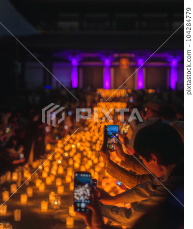 在增上寺百萬燭光之夜,一個人用智能手機拍照 在增上寺百萬燭光之夜,一個人用智能手機拍照 104284779