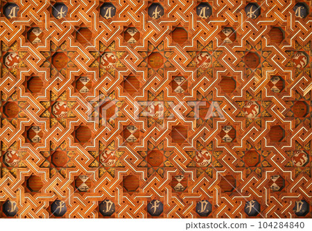 托萊多聖胡安德洛斯雷耶斯教堂的天花板圖案 104284840