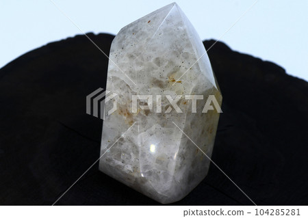 Vein icy quartz artificially processed into a crystal shape Vein icy quartz artificially processed into a crystal shape 104285281