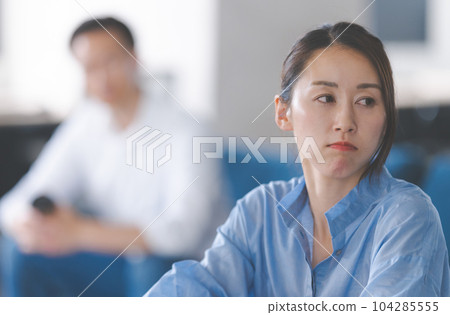 一對情侶在吵架。 104285555