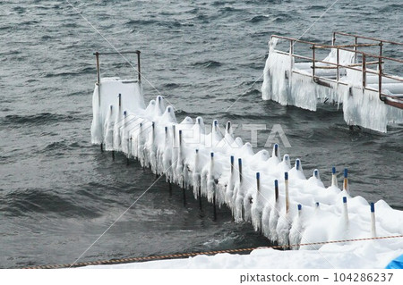 Lake Shikotsu in the midwinter 104286237
