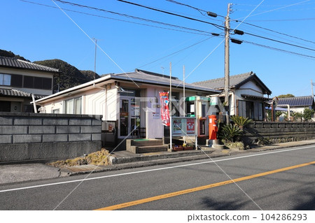 千葉縣、南房總市、圓形郵箱的風景(七浦郵局) 千葉縣、南房總市、圓形郵箱的風景(七浦郵局) 104286293