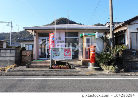千葉縣、南房總市、圓形郵箱的風景(七浦郵局) 千葉縣、南房總市、圓形郵箱的風景(七浦郵局) 104286294