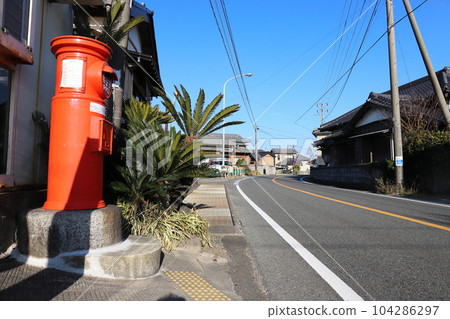 千葉縣、南房總市、圓形郵箱的風景(七浦郵局) 千葉縣、南房總市、圓形郵箱的風景(七浦郵局) 104286297