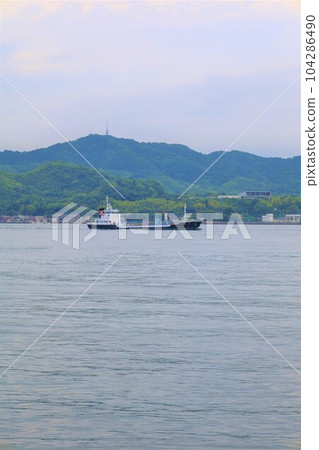 雨季至初夏期間從廣島大崎上島乘坐渡輪前往大三島，然後經島波海道前往今治馬島 104286490