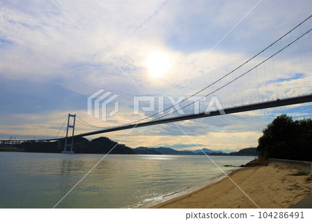 雨季至初夏期間從廣島大崎上島乘坐渡輪前往大三島，然後經島波海道前往今治馬島 104286491