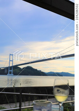 雨季至初夏期間從廣島大崎上島乘坐渡輪前往大三島,然後經島波海道前往今治馬島 雨季至初夏期間從廣島大崎上島乘坐渡輪前往大三島,然後經島波海道前往今治馬島 104286502