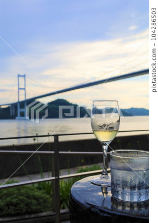 雨季至初夏期間從廣島大崎上島乘坐渡輪前往大三島,然後經島波海道前往今治馬島 雨季至初夏期間從廣島大崎上島乘坐渡輪前往大三島,然後經島波海道前往今治馬島 104286503