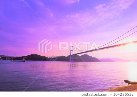 雨季至初夏期間從廣島大崎上島乘坐渡輪前往大三島，然後經島波海道前往今治馬島 104286532