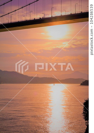 From Osakikamijima in Hiroshima to Omishima by ferry and then to Umashima in Imabari via the Shimanami Kaido between the rainy season and early summer 104286539