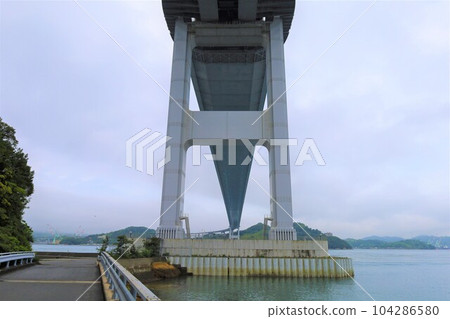雨季至初夏期間從廣島大崎上島乘坐渡輪前往大三島，然後經島波海道前往今治馬島 104286580