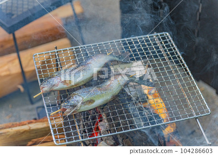 露營地虹鱒魚烤燒烤形像素材 104286603