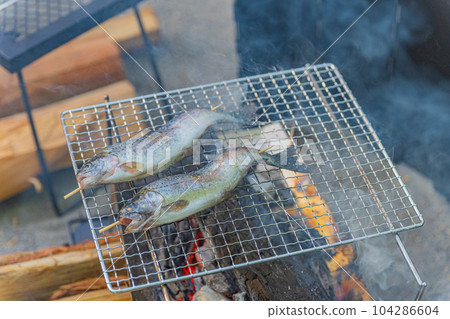 露營地虹鱒魚烤燒烤形像素材 104286604
