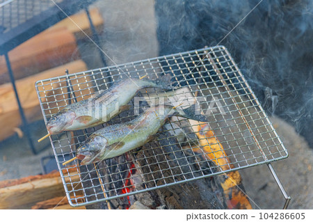 露營地虹鱒魚烤燒烤形像素材 104286605