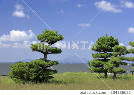 Tsukuba seen from Tennozaki Park on the shores of Lake Kasumigaura under the blue sky Tsukuba seen from Tennozaki Park on the shores of Lake Kasumigaura under the blue sky 104286621